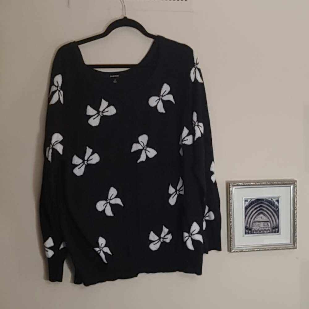 Torrid black and white bow print sweater sz xxl